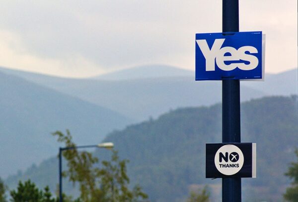 Scottish IndyRef YES No signs